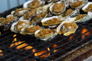 夏季夜市烤生蚝摄影图片