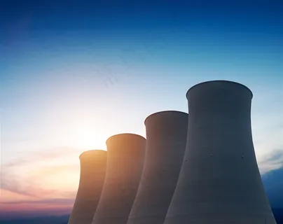 晨曦中的工业烟囱高清图片