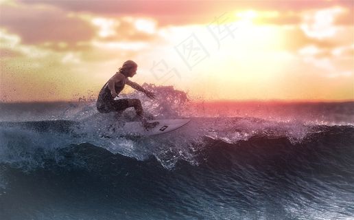 黄昏下冲浪的人高清图片