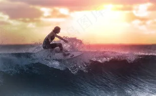 黄昏下冲浪的人高清图片