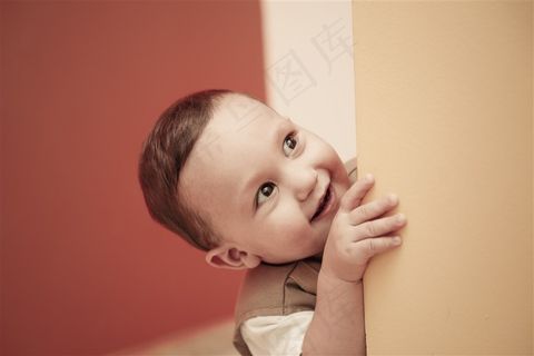 在捉迷藏的可爱宝宝