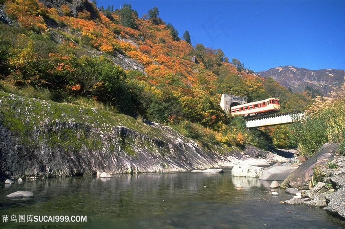 湖畔山脉铁路美景