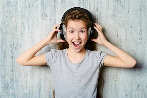 戴耳机听音乐的孩子图片