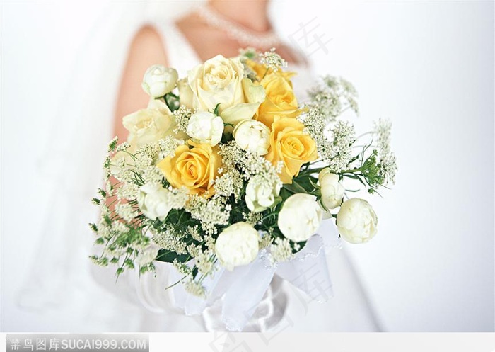 新娘单手拿着一捆花