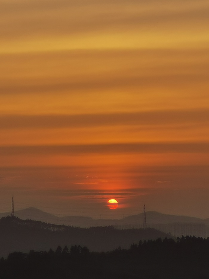 日落唯美水墨山景晚霞
