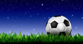 草坪上的足球图