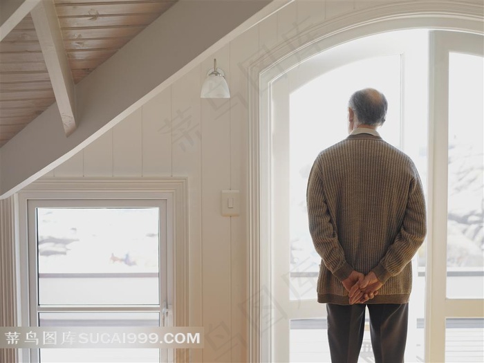 公寓内的老年人望着窗外背影特写