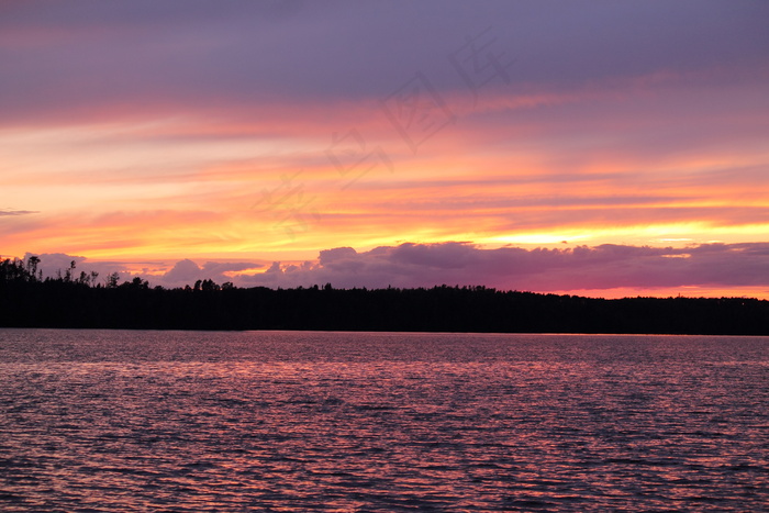紫色黄昏海景摄影图
