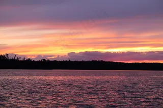 紫色黄昏海景摄影图