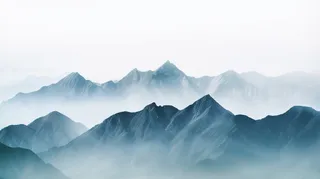 雾气云层遮掩的山脉摄影图