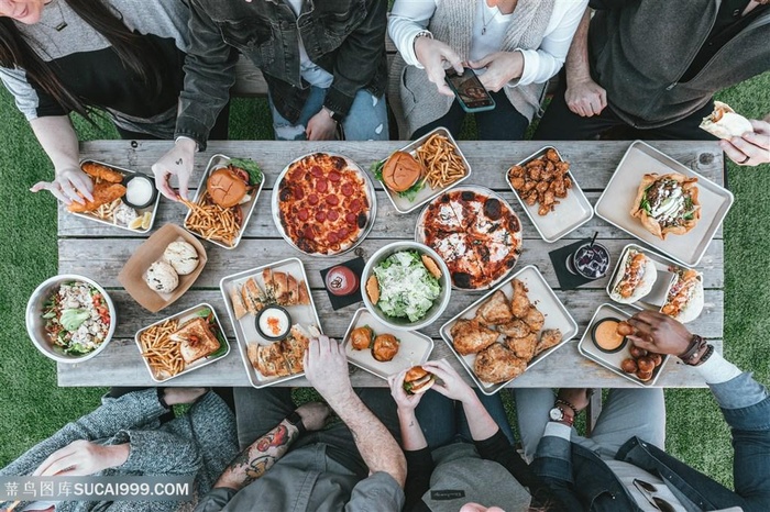 欧美人在野外自助餐饮