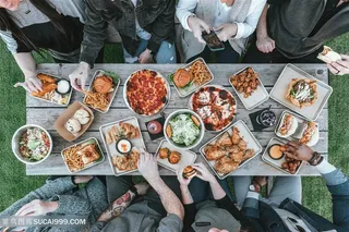 欧美人在野外自助餐饮