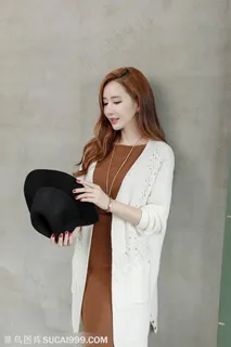 拿着帽子的高清韩国美女李妍静图片