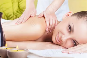 开心做美容的美女