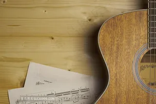 木桌上的吉他一角高清摄影图片