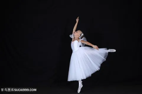 黑夜中翩翩起舞的小女孩