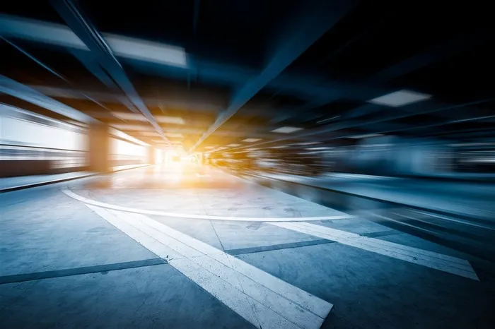 地下停车场入口处的灯光