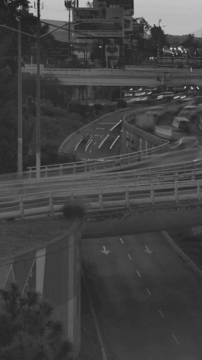 在桥梁和街道上的城市交通