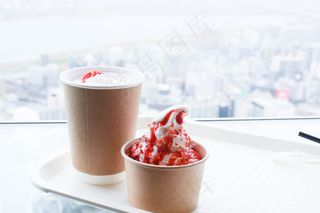 草莓味冰激凌照片