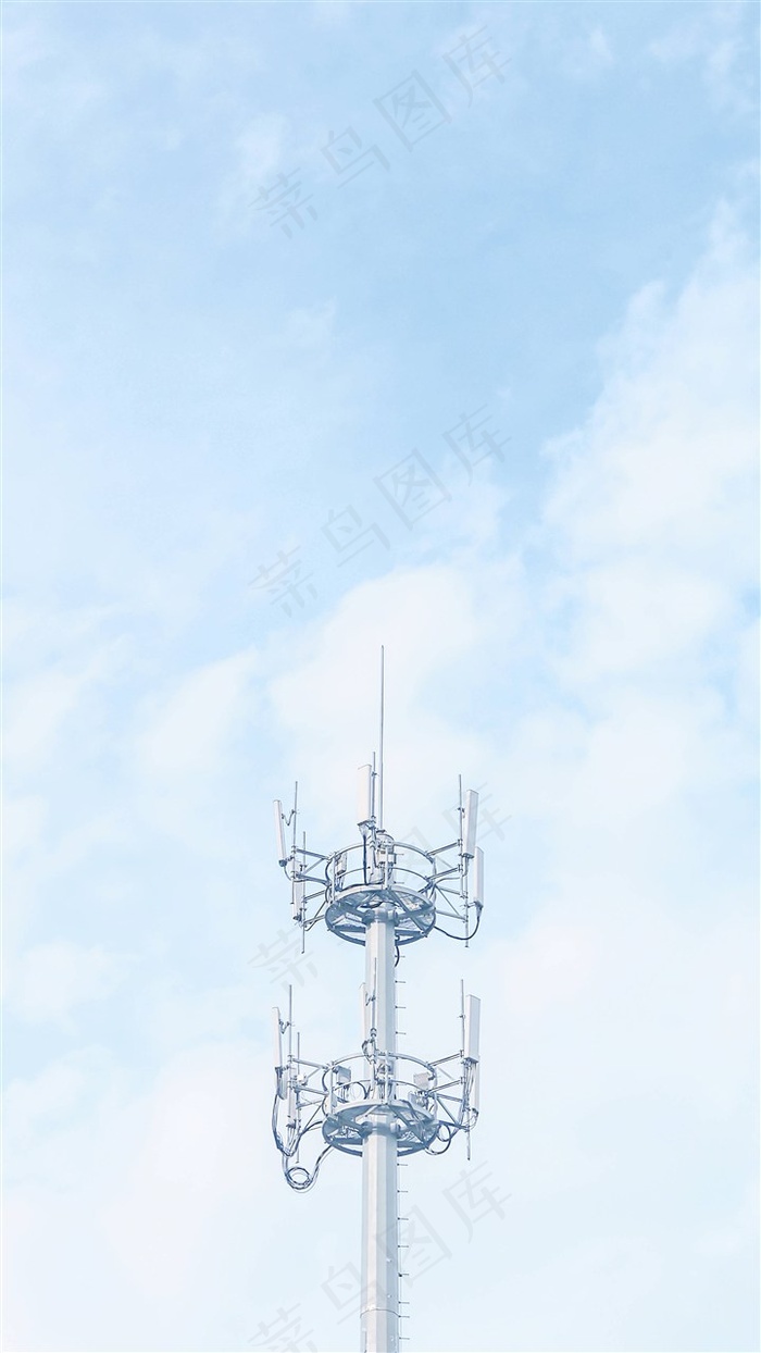 蓝天下的电线塔