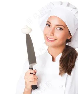 拿着菜刀的女厨师和扎在刀尖上的蘑菇高清图片