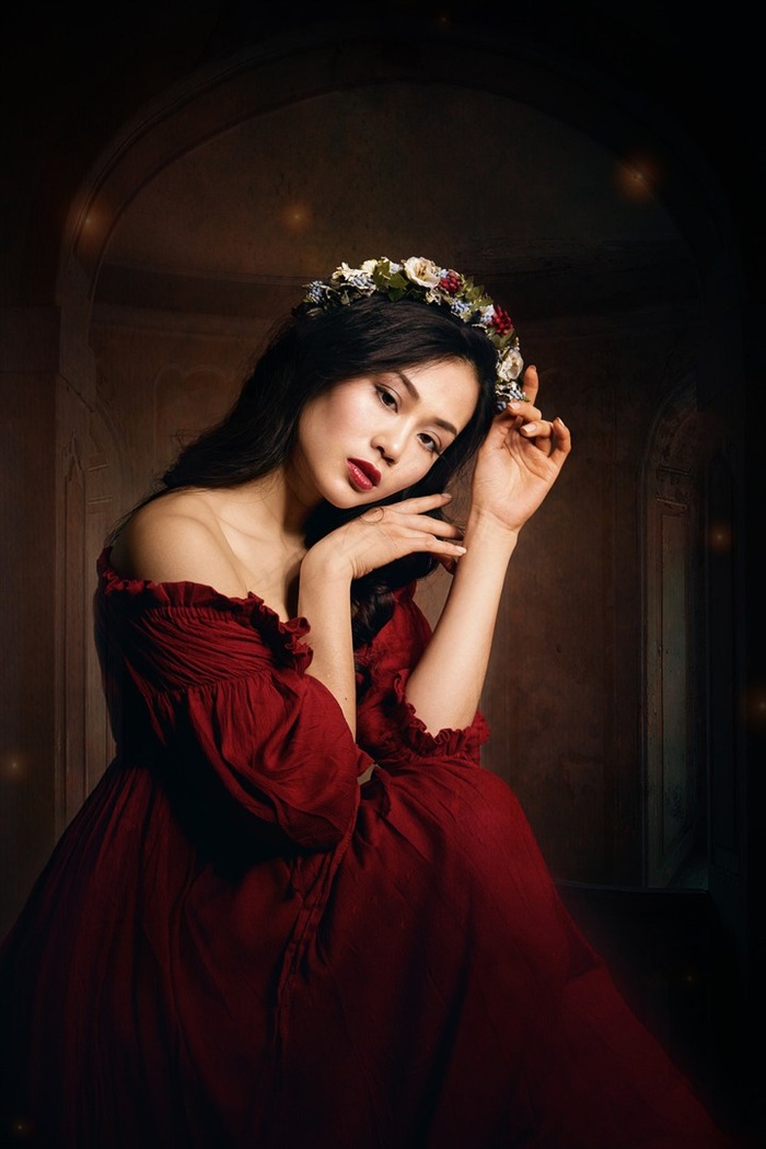 戴花环穿红色古装的亚洲美女肖像艺术写真图片