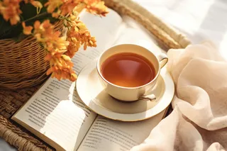 下午茶喝茶看书摄影图