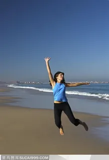 举起单手在海边跳跃的国外女人