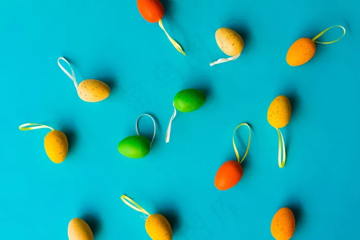 彩色鸡蛋蓝色背景图片