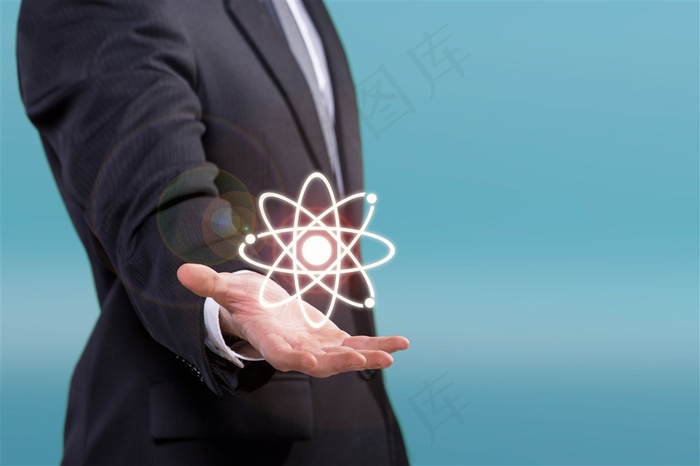西装男手中的光球