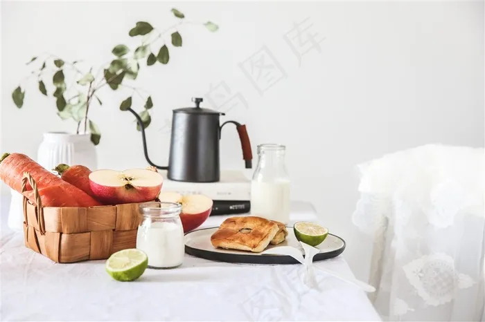 温馨家居餐桌上的胡萝卜苹果柠檬蔬菜水果蛋糕饼干牛奶