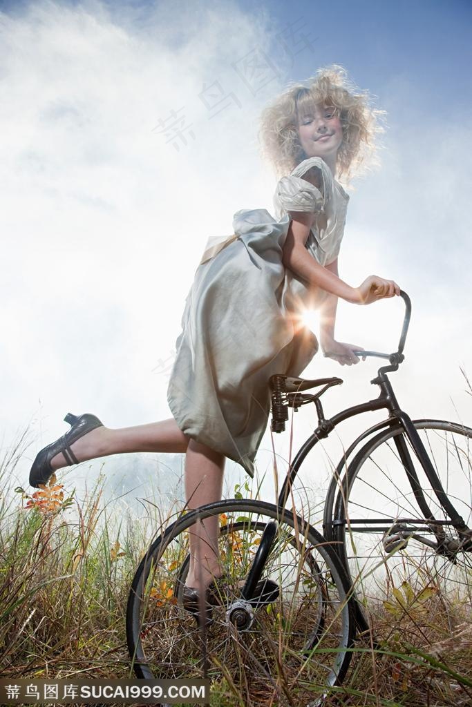 儿童摄影广告元素 推着自行车的可爱女孩艺术摄影
