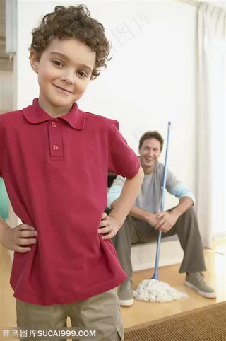 家务劳动-外国家庭中的爸爸拿着拖把坐在窗台上望着儿子