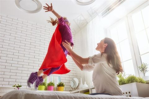 想要飞翔的小女孩高清图片