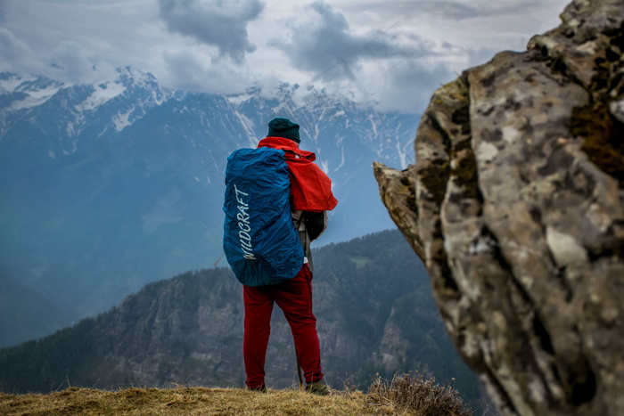 登山旅行者背影图片