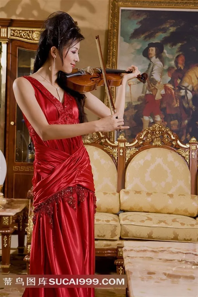 拉小提琴的红色晚礼服美女
