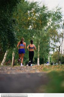 路边散步的两人