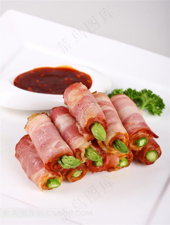 西餐鲜芦笋烟肉卷配酱料菜肴