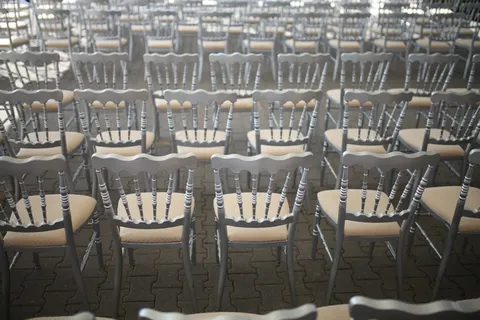 背靠木头座椅图片