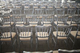 背靠木头座椅图片