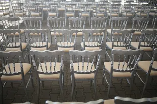 背靠木头座椅图片