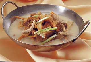 干锅美食焖锅湘菜麻辣香辣纸锅干锅碧绿菌王