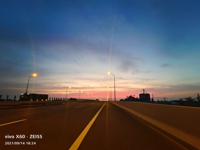 落日余晖的马路路灯风光