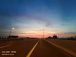 落日余晖的马路路灯风光