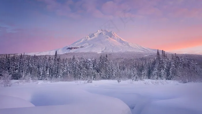 雪天的山 