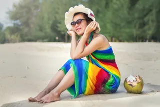 彩虹裙美女图片