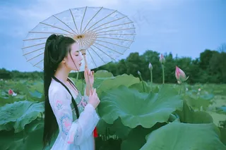 荷花池打着雨伞的古装美女图片