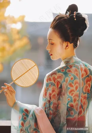 蒲扇与华丽汉服美女图片