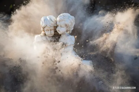 爆炸中相拥的雕塑图片