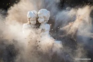 爆炸中相拥的雕塑图片